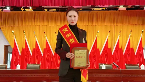 熱烈祝賀集團總經(jīng)理張娟在李滄區(qū)“作風能力提升年”活動中，獲評“突出貢獻個人”榮譽稱號